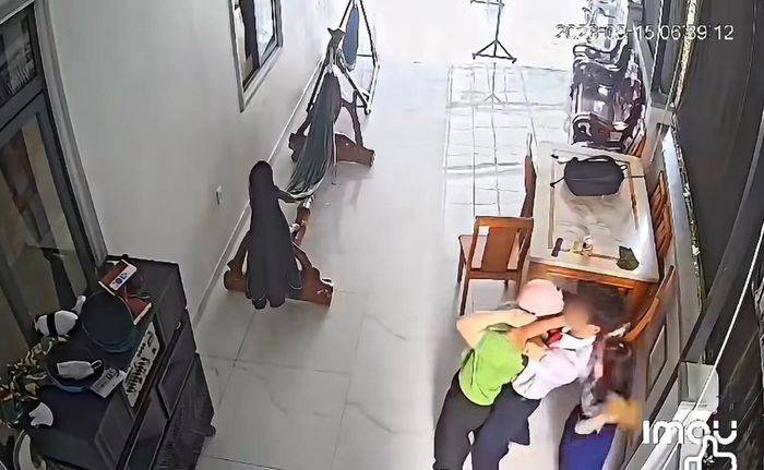 Camera ghi lại vụ việc.