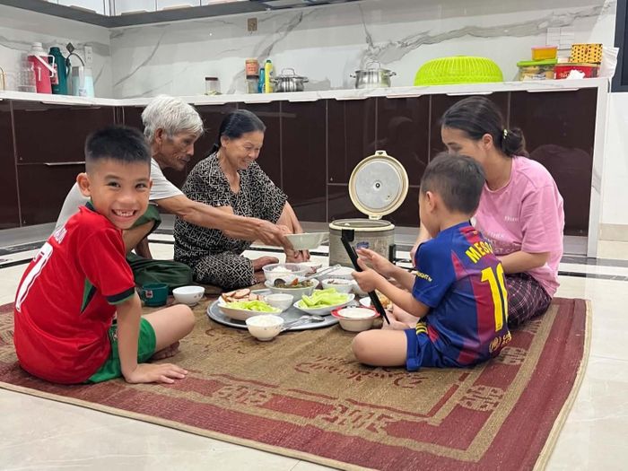 Bữa cơm gia đình vô cùng quý giá.