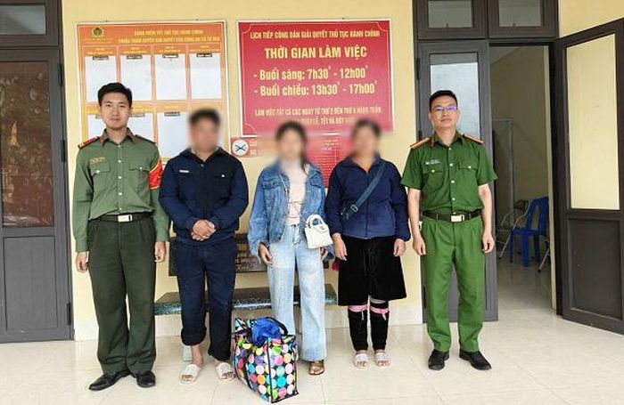 Công an xã Tả Van bàn giao cháu S. về với gia đình an toàn - Ảnh: Bộ Công an