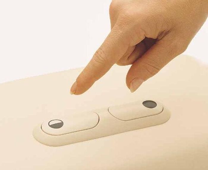 Bồn cầu 2 nút xả được thiết kế để tiết kiệm nước, nhưng không phải ai cũng biết cách sử dụng - Ảnh: Internet