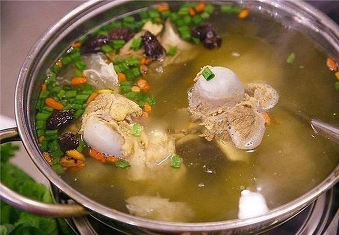 Hớt bọt, giữ lửa nhỏ sau khi nước sôi và hạn chế khuấy trong suốt quá trình nấu giúp nước xương thơm, ngon hơn - Ảnh minh hoạ