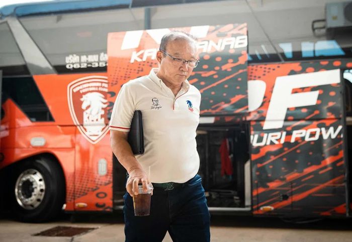 HLV Park Hang-seo đến sân Nakhon Pathom, Thái Lan ngày 16/9/2026 trước trận gặp Nakhon Pathom ở vòng 3 Thai League 2 2026-2027. Ảnh: Kanchanaburi Power FC