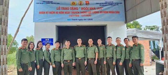 Công an cửa khẩu Cảng HKQT Tân Sơn Nhất tặng nhà tình nghĩa