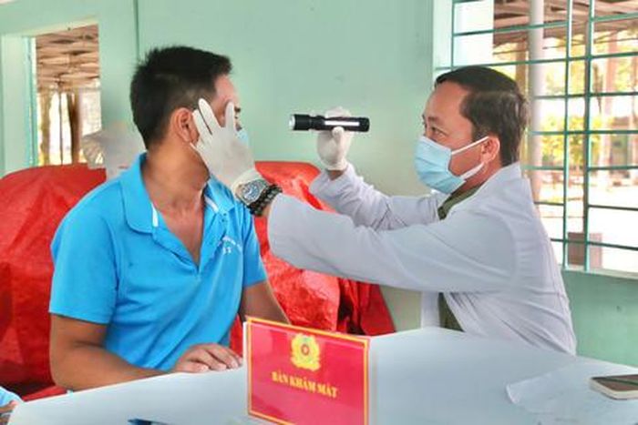 Học viên cai nghiện được kiểm tra thị lực, sức khỏe mắt