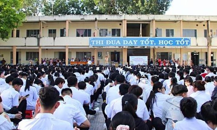 Phổ biến pháp luật về an toàn giao thông cho các em học sinh