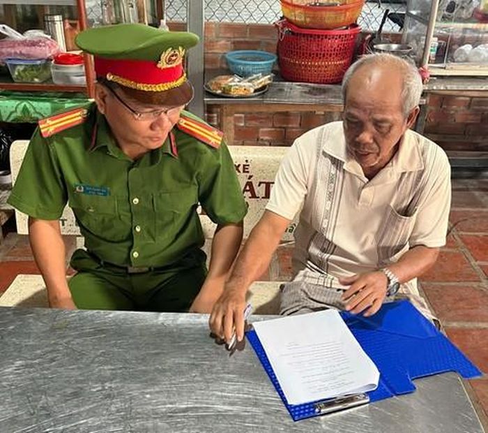 Tuyên truyền, vận động người dân ký cam kết không nhận giữ xe của học sinh