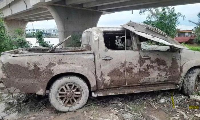Chiếc xe bán tải được trục vớt từ dưới kênh