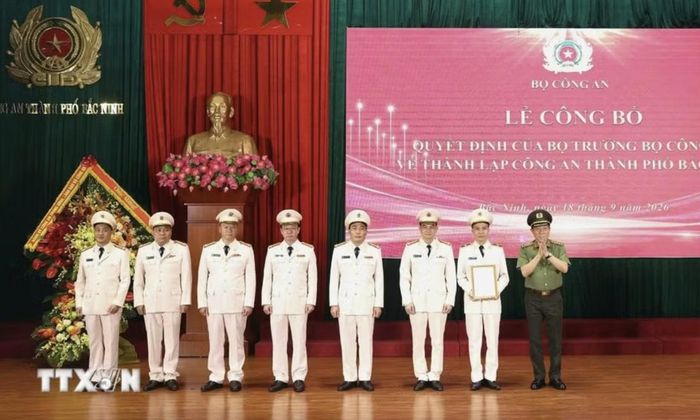 Đại tướng Lương Tam Quang, Bộ trưởng Bộ Công an trao Quyết định và chúc mừng Công an thành phố Bắc Ninh - Ảnh: Danh Lam/TTXVN