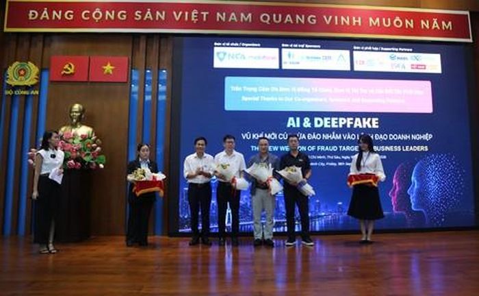 Ban tổ chức tặng hoa cảm ơn các đơn vị tài trợ