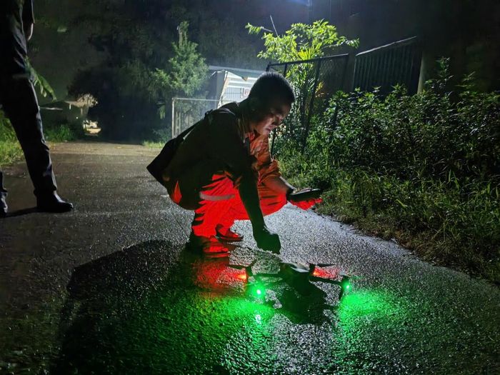 Điện lực Thạch Thất dùng UAV bay giám sát mực nước dâng khu vực Tiến Tiên, Nam Phương xã Xuân Mai để đánh giá toàn diện giúp điều hành giữ an toàn lưới điện.