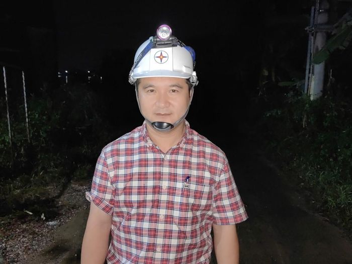 Ông Ngô Trí Đức, phó giám đốc công ty Điện lực Thạch Thất đi kiểm tra thực địa tối 17/9.