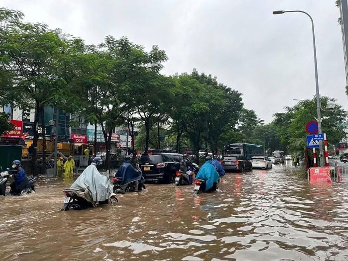 Một đoạn đường ngập trên địa bàn phường Tây Mỗ.