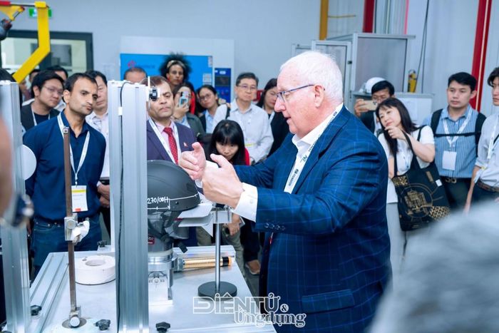 Tiến sĩ Terry Smith, chuyên gia quốc tế về mũ bảo hiểm và an toàn giao thông