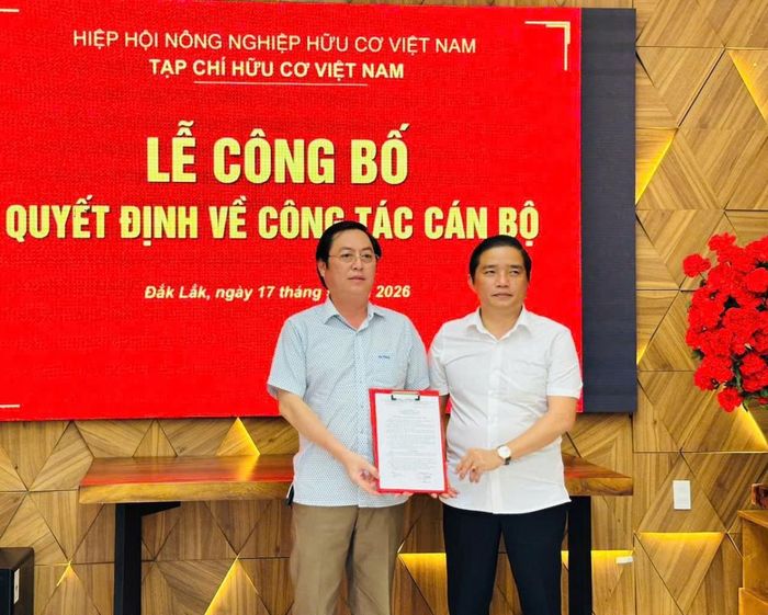  Nhà báo Đỗ Ngọc Thi, Tổng Biên tập Tạp chí Hữu Cơ Việt Nam, trao Quyết định bổ nhiệm ông Nguyễn Duy Bình giữ chức Trưởng Ban Kinh tế, phụ trách Nhóm phóng viên Tây Nguyên. 