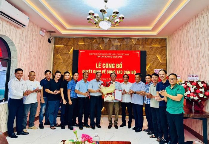  Các đại biểu và Nhóm phóng viên Tây Nguyên chụp ảnh lưu niệm tại buổi lễ. 