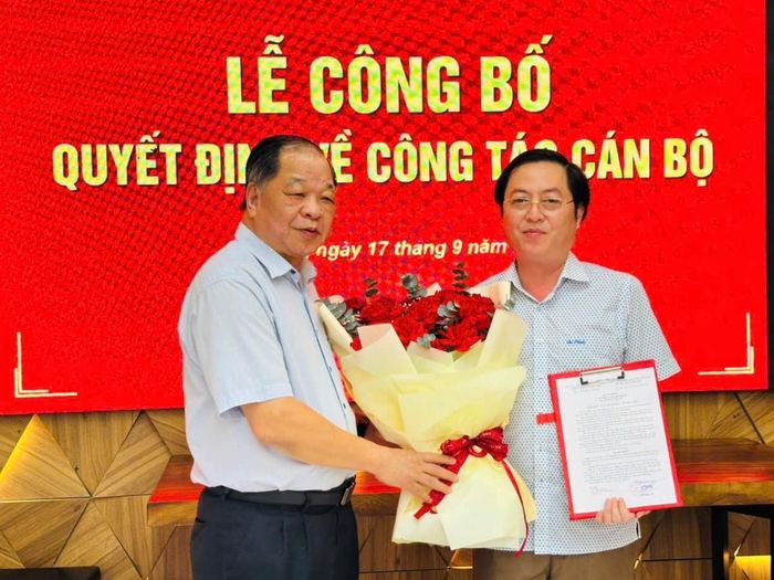  TSKH Hà Phúc Mịch, Chủ tịch Hiệp hội Nông nghiệp Hữu cơ Việt Nam, tặng hoa chúc mừng ông Nguyễn Duy Bình giữ chức Trưởng Ban Kinh tế, phụ trách Nhóm phóng viên Tây Nguyên. 