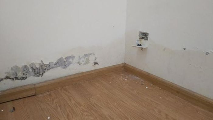 Nhà bị ngập nước khiến tường bong tróc. (Ảnh: Báo Lâm Đồng)