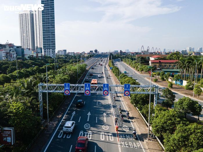 Cầu Nhật Tân có 8 làn xe, trong đó xe máy đi làn ngoài cùng với tốc độ tối đa 40 km/h, còn các làn ô tô phía trong được phép di chuyển với tốc độ từ 80 đến 90 km/h. (Ảnh: Thành Vĩnh)