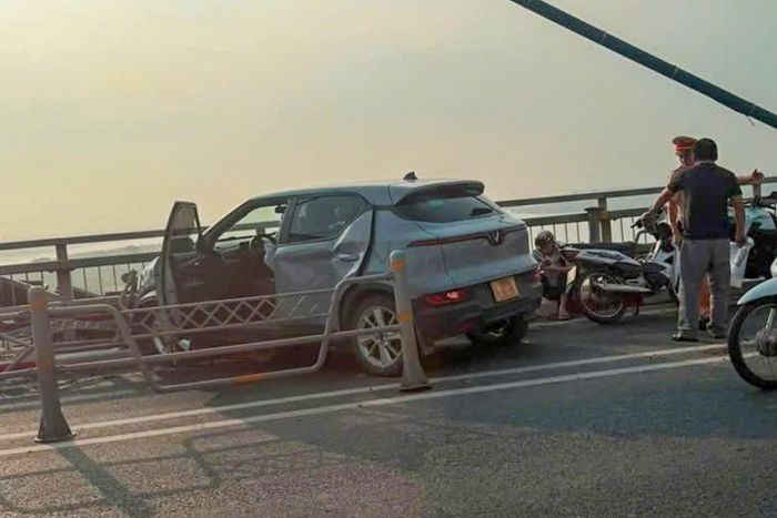 Chiếc taxi gặp sự cố trên cầu Nhật Tân rồi lao sang làn xe máy sáng 13/9. (Ảnh: Tuyết Phương)