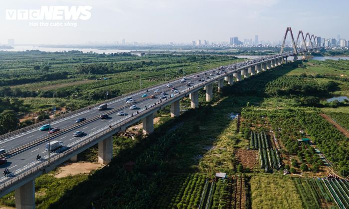 Cầu Nhật Tân được khánh thành ngày 4/1/2015, là tuyến kết nối trung tâm Hà Nội với sân bay Nội Bài qua trục Võ Chí Công - Võ Nguyên Giáp. (Ảnh: Thành Vĩnh)