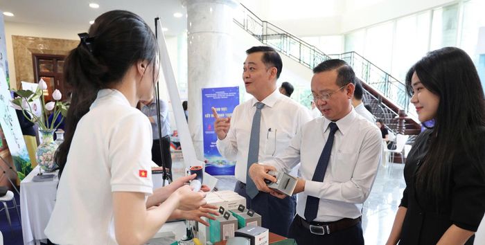 Hội nghị kết nối đầu tư và hợp tác phát triển giữa TP.HCM với các tỉnh phía Nam diễn ra tại TP.HCM chiều 17/9 quy tụ hàng trăm đại biểu, các doanh nghiệp tham dự.