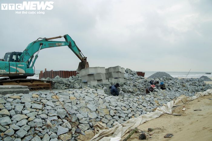 Sau khi hoàn thiện, dự án xây dựng 2 đoạn đê ngầm giảm sóng ngoài khơi, mỗi đoạn dài 365 m, đặt cách bờ từ 250 - 300 m và cách nhau 125 m. Hệ thống đê ngầm kết hợp vải địa kỹ thuật, đá hộc và cấu kiện bê tông đúc sẵn nhằm triệt tiêu năng lượng sóng, giảm xói lở và tạo điều kiện bồi tụ bãi biển tự nhiên.