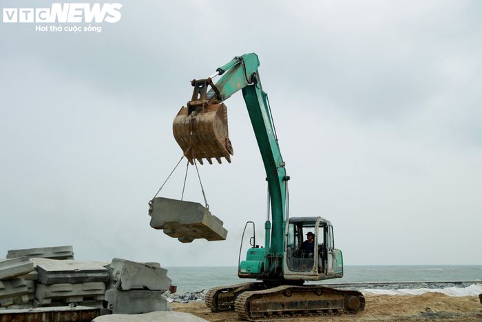 Dự án xử lý sạt lở bờ biển Thuận An (phường Thuận An, TP Huế) được thông qua và khởi công ngày 20/6 với tổng mức đầu tư 260 tỷ đồng do Ban Quản lý dự án đầu tư xây dựng công trình nông nghiệp và phát triển nông thôn TP làm chủ đầu tư.