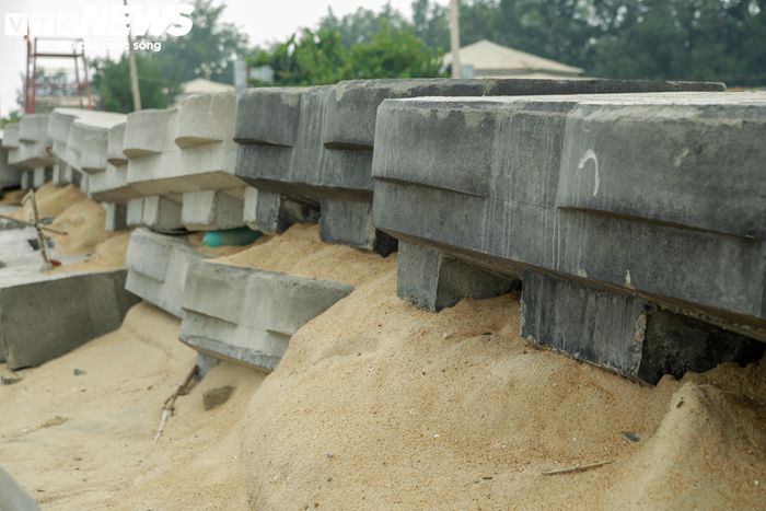 Tuyến đường bê tông ven biển Thuận An - Phú Thuận (phường Thuận An, TP Huế) đã được gia cố. Hàng loạt khối bê tông cỡ lớn kết hợp giải pháp bồi lấp cát đã được triển khai, bước đầu tạo “lá chắn” kiên cố bảo vệ bờ biển Thuận An trước những đợt sóng lớn.