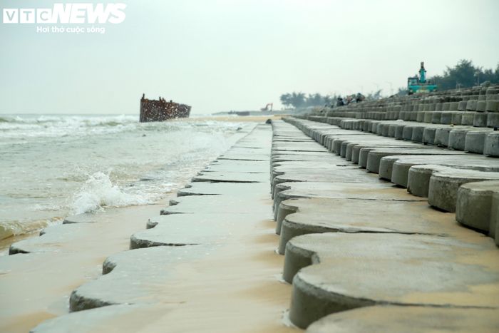 TP Huế phải ban hành quyết định công bố tình huống khẩn cấp thiên tai để khắc phục thiệt hại sạt lở bờ biển đoạn qua phường Thuận An. 