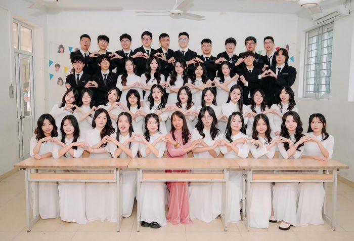 Tập thể Lớp 12A3 Trường THPT Chuyên Ngoại ngữ có thủ khoa D01 toàn quốc, 32 học sinh đạt SAT từ 1.500 và 30 em đạt IELTS từ 8.0.