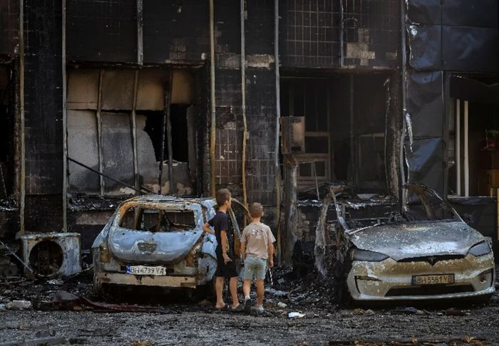 Một khách sạn bị hư hại trong cuộc tấn công bằng máy bay không người lái của Nga. (Ảnh: Reuters)