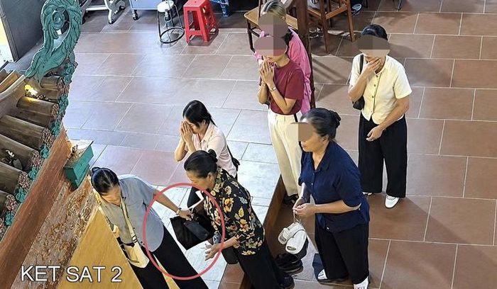 Ơn và Nhung dàn cảnh móc túi tại đền Phấn Động, xã Tam Đa, tỉnh Bắc Ninh. (Ảnh cắt từ clip).
