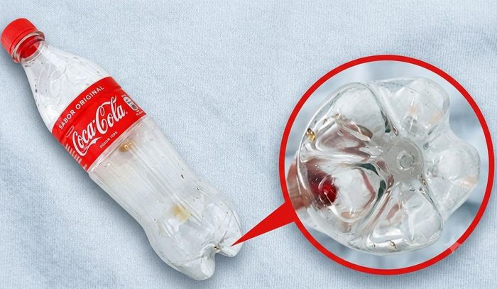 Thiết kế đáy lồi lõm giúp chai chịu được áp suất bên trong và đứng vững hơn. (Ảnh minh họa: AI)