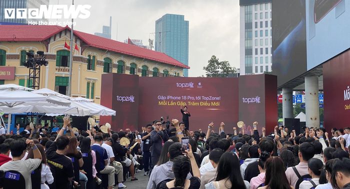 Các tín đồ “táo khuyết” tập trung tại cửa hàng TopZone Hàm Nghi nhận iPhone thế hệ mới nhất. (Ảnh: Đại Việt)