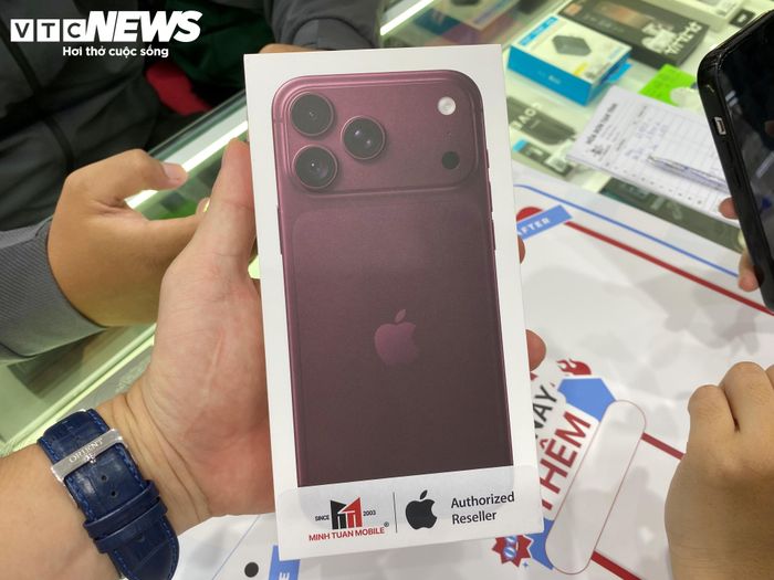 Những chiếc iPhone 18 Pro Max đầu tiên được bàn giao đến tay người dân. (Ảnh: Đại Việt)