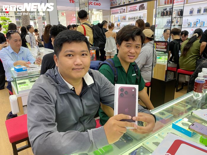 Anh Đăng Khoa, ngụ phường Nhiêu Lộc, TP.HCM nhận chiếc iPhone 18 Pro Max màu đỏ Burgundy 1TB. (Ảnh: Đại Việt)