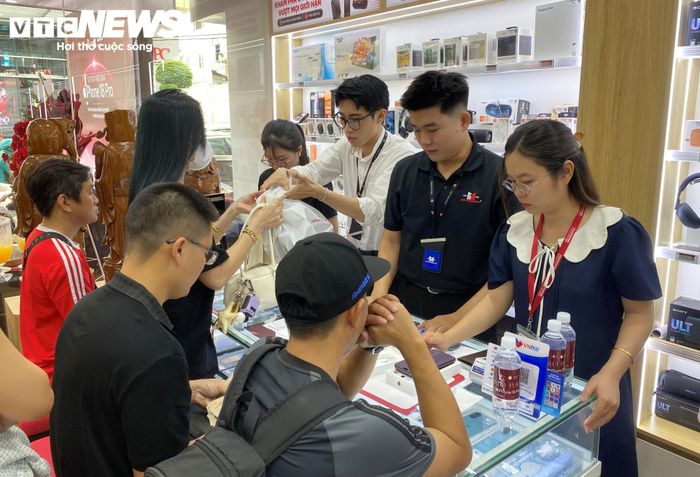 Việc bàn giao máy diễn ra khẩn trương. (Ảnh: Đại Việt)