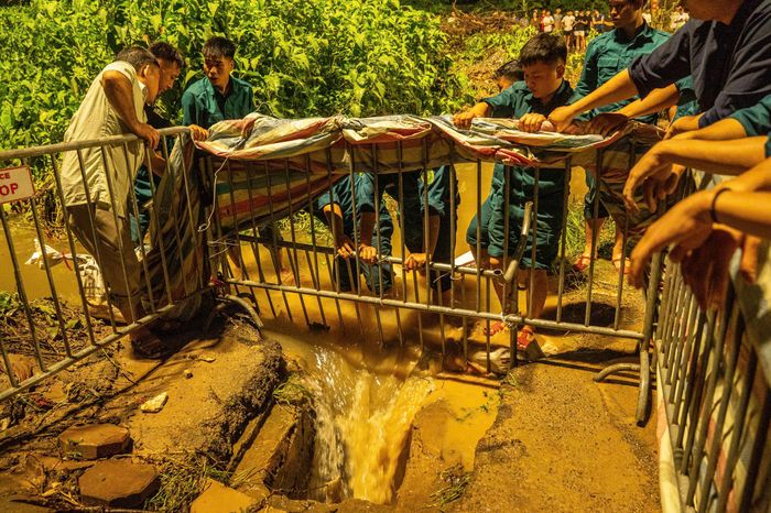 Ngay trong tối 17/9, các lực lượng được huy động đến hiện trường tìm kiếm nam sinh nghi mất tích.