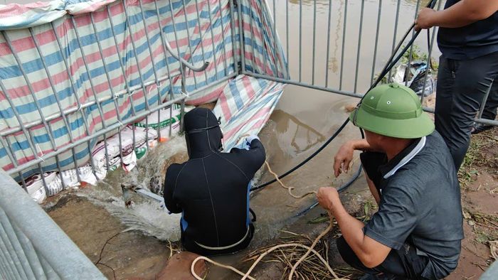 Thợ lặn thực hiện các biện pháp an toàn trước khi lặn xuống hố sâu tìm kiếm nam sinh.