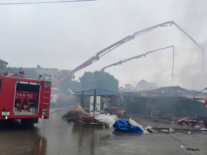 Sau khoảng 40 phút nhận tin báo cháy, lực lượng chức năng khống chế được ngọn lửa. (Ảnh: T. Tùng)