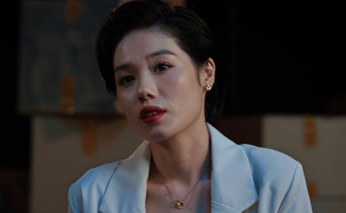 Tạo hình của Trâm Anh trong phim “Bóng ma nhà hát”.
