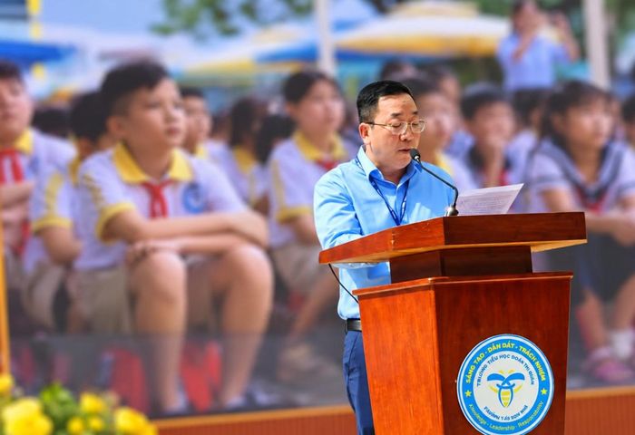 Thầy Trần Trọng Khiêm, Hiệu trưởng trường Tiểu học Đoàn Thị Điểm, phường Tân Sơn Nhì, TP.HCM - phát biểu tại chương trình.