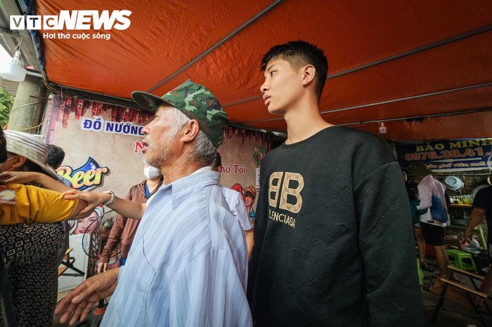 Theo chia sẻ của gia đình, S. là con trai lớn trong gia đình có hai anh em. Bố của S. mất cách đây 3 năm, mẹ một mình làm công ty may gần nhà, chắt chiu nuôi hai con ăn học. Em trai S. (áo đen) hiện đang học lớp 11.