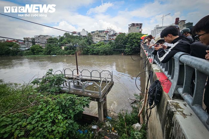 Trước đó, vào sáng 17/9, S. mất tích khi đi xe máy qua phố Viên trong lúc mưa lớn, nước ngập sâu; đến khi nước rút, người dân phát hiện chiếc xe máy được cho là của nam sinh mắc lại tại miệng cống.