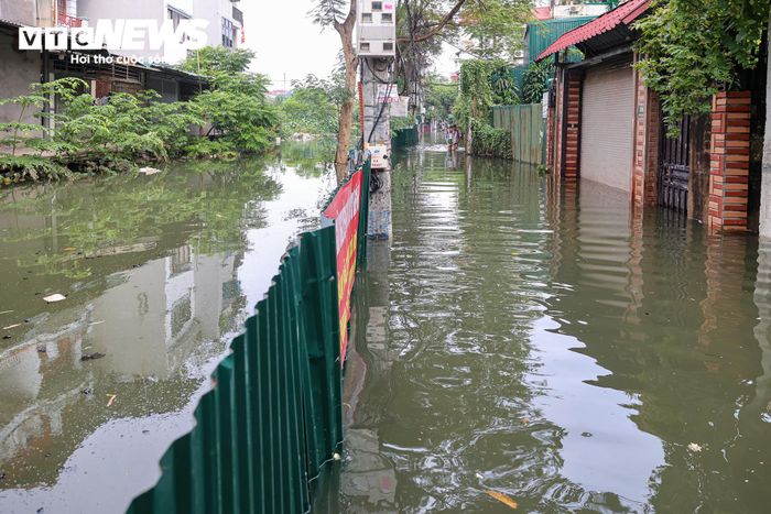 Nước ngập tràn sâu vào nhà khiến nhiều đồ đạc bị ngâm lâu ngày, hư hỏng. Không gian sống ẩm thấp, ruồi muỗi xuất hiện nhiều, trong khi các con ngõ bị ngập sâu khiến việc di chuyển gần như bị đình trệ.