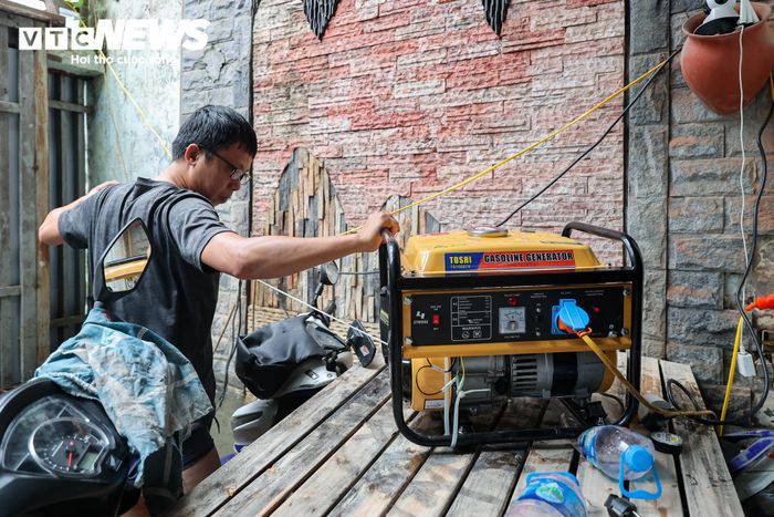 Anh Vũ Quang Trung, một người dân trong ngõ, cho biết gia đình đang cho thuê phòng trọ nên phải sử dụng máy phát điện để duy trì việc bơm thoát nước. “Mất điện, mất nước thì gần như không có gì để sử dụng. Nhà tôi phải dùng máy phát điện để chạy máy bơm, bơm nước ra ngoài để người thuê nhà có thể giặt giũ... Nước sạch cũng được bơm lên bồn để phục vụ sinh hoạt”, anh Trung nói.