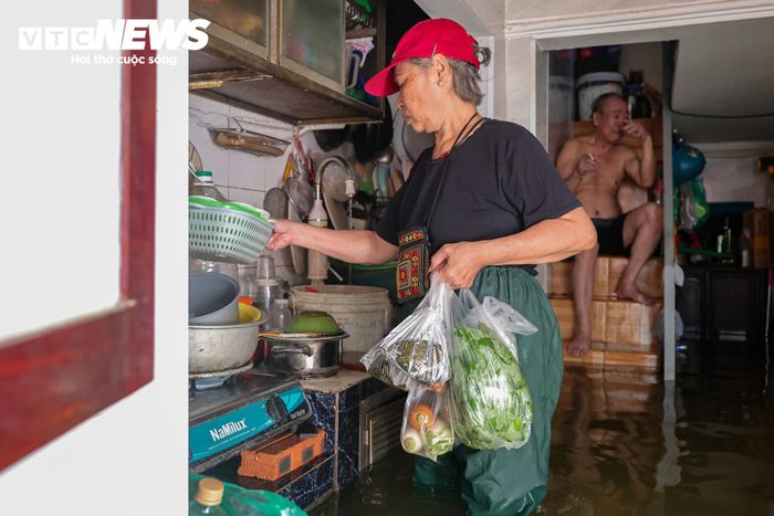 Theo bà Lan, từ ngày 17/9, mực nước bắt đầu rút nhưng tốc độ rất chậm. Đến nay, nước đã giảm khoảng 20cm, giúp gia đình có thể tiếp cận và sử dụng lại bếp gas. “Tôi vừa lau chùi được bếp gas nên hôm nay gia đình mới có thể nấu nướng. Mấy ngày trước nước ngập cao, phủ kín cả bếp gas, gia đình không thể tự nấu ăn, đành phải ăn bánh mì, bánh giò cho qua bữa”, bà Lan nói.