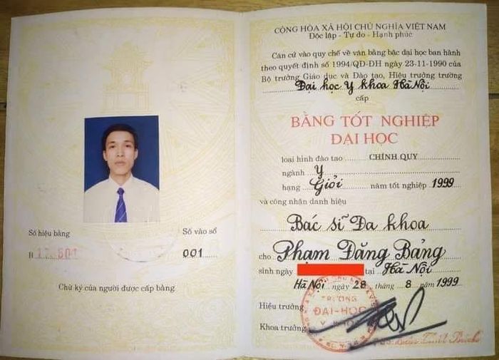 Tấm bằng tốt nghiệp đại học loại Giỏi năm 1999 của bác sĩ Phạm Đăng Bảng. (Ảnh: NVCC)