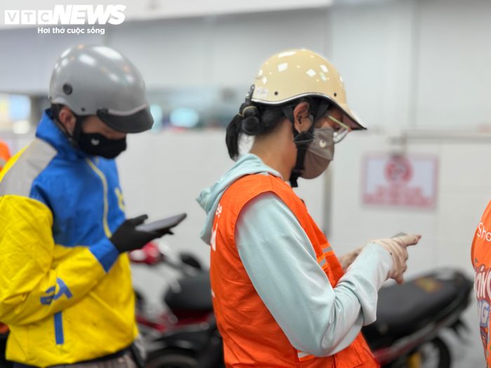 Thu nhập của tài xế giao đồ ăn phụ thuộc vào số lượng đơn và thời gian làm việc mỗi ngày.