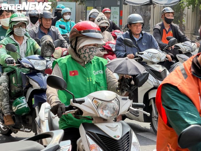 Bà Điều tất bật giao hàng giữa trưa nắng.